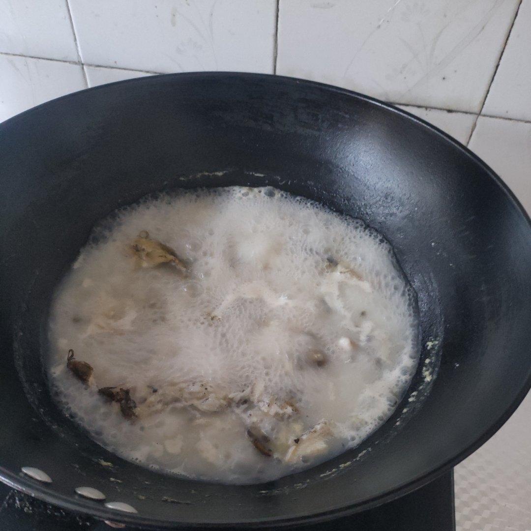 清炖鲫鱼汤 三个关键步骤让你轻松炖出汤浓味鲜色白似奶的鲫鱼汤