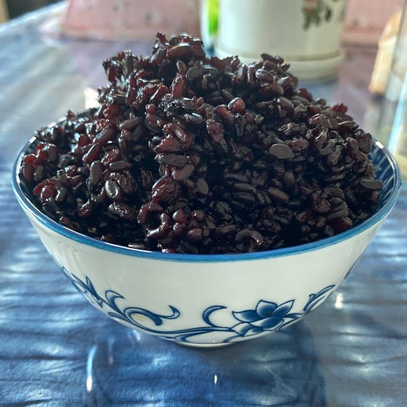 啧啧啧嗝儿做的超级软糯的纯黑米饭