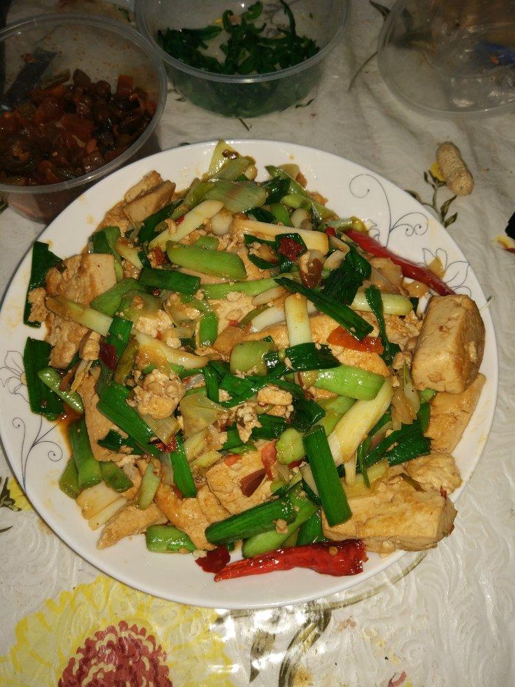 蒜苗烧豆腐