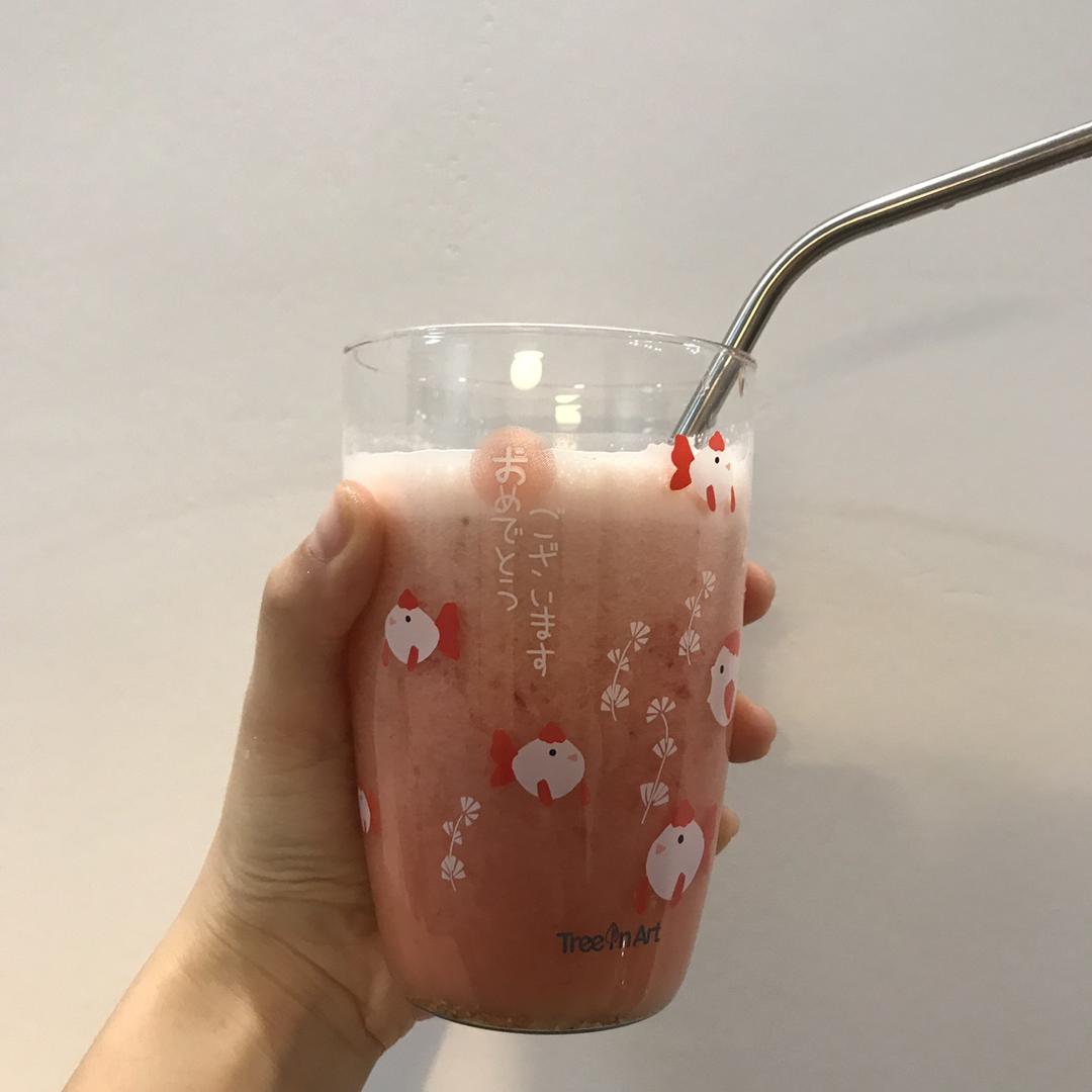 网红饮品～草莓雪碧养乐多