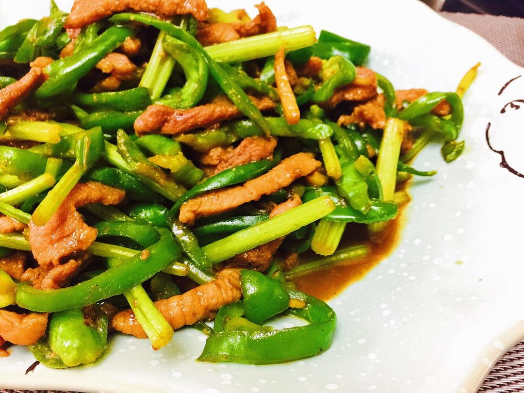 超下饭的青椒胡萝丝炒肉