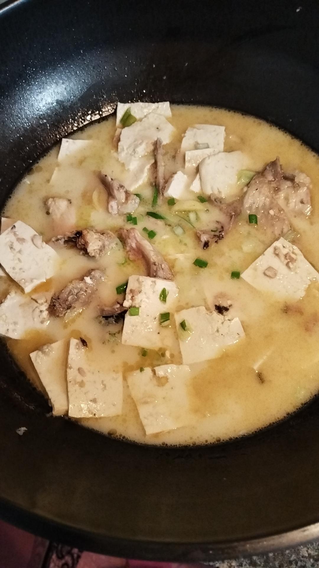 鱼头鱼骨豆腐汤