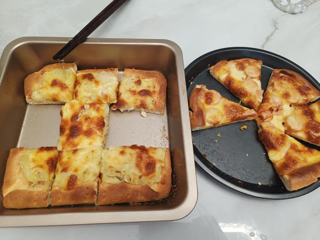 自制披萨饼皮~~比买的好吃百倍的披萨饼皮，外酥内软奶香味儿浓郁，直接吃都超级美味