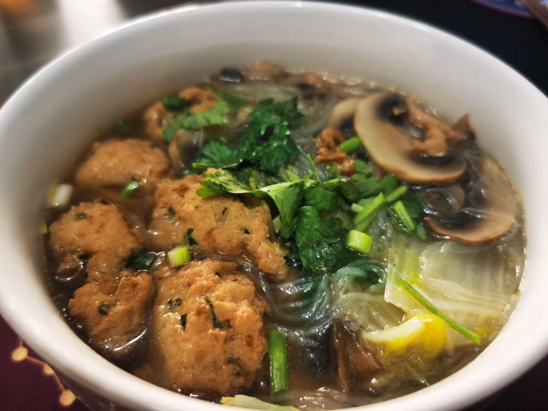 念念不忘的炸丸子汤，看过之后就会觉得超级简单，一口一个小肉丸
