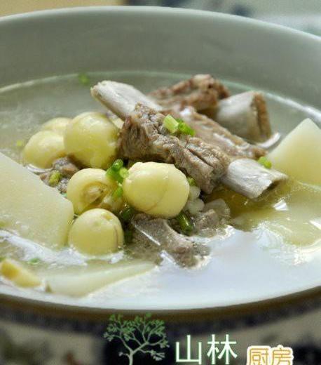 莲子土豆排骨汤的做法