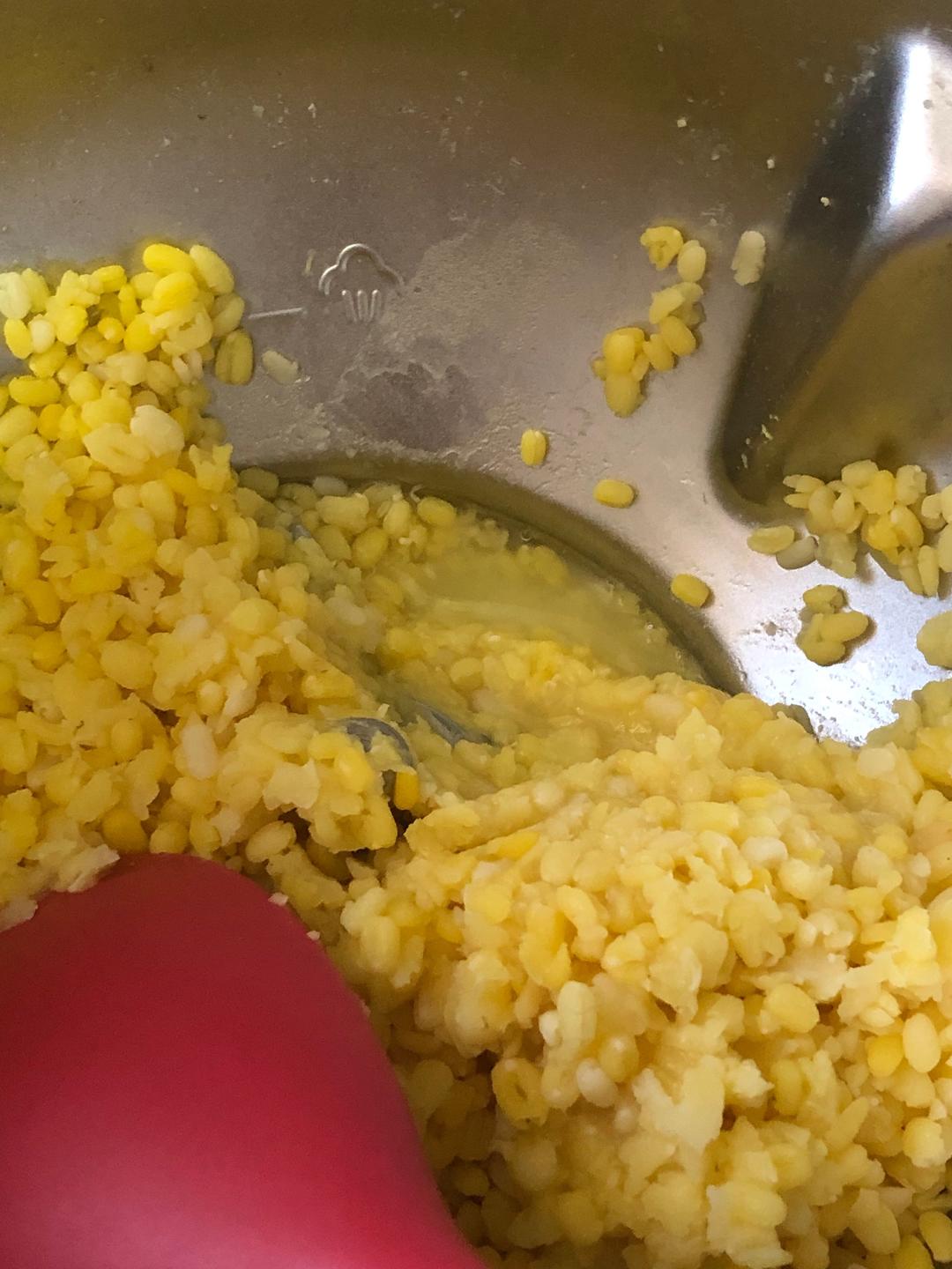 不用揉皮也能做出酥掉渣的绿豆酥饼的做法 步骤4