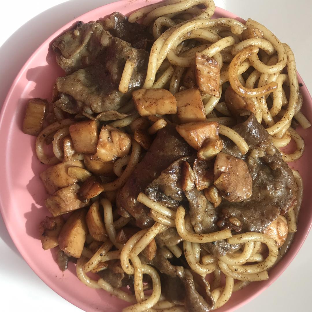 上桌秒光的黑椒牛肉乌冬面