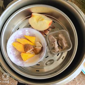 👶辅食：苹果黄萝卜牛肉米粉的做法 步骤2