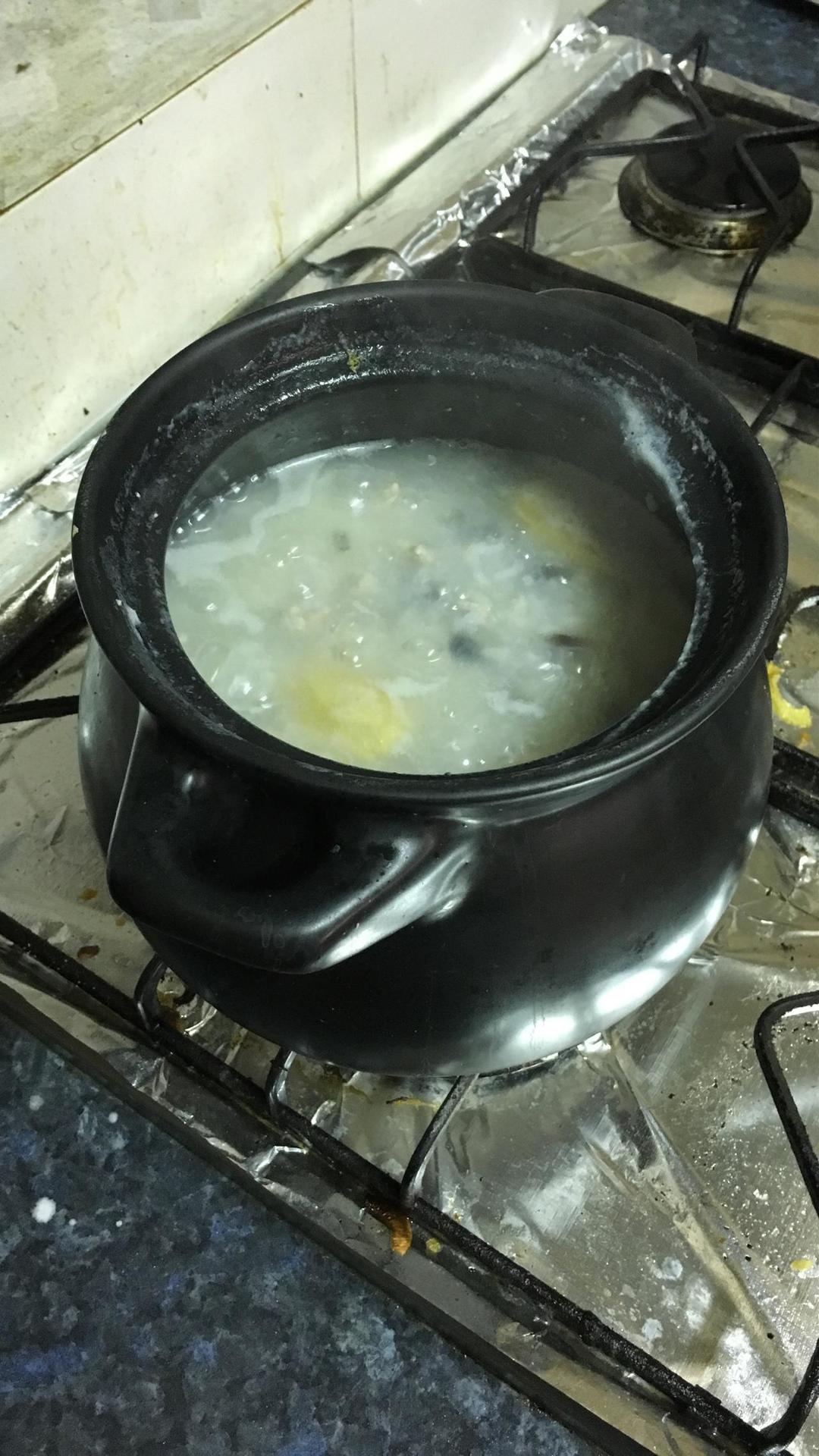 皮蛋瘦肉粥的做法