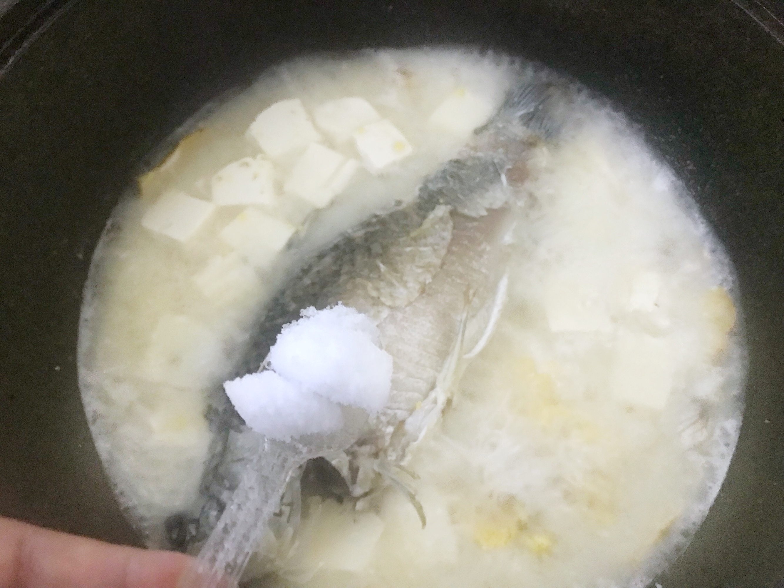 汤白鱼鲜营养多，鲫鱼豆腐汤的做法 步骤9