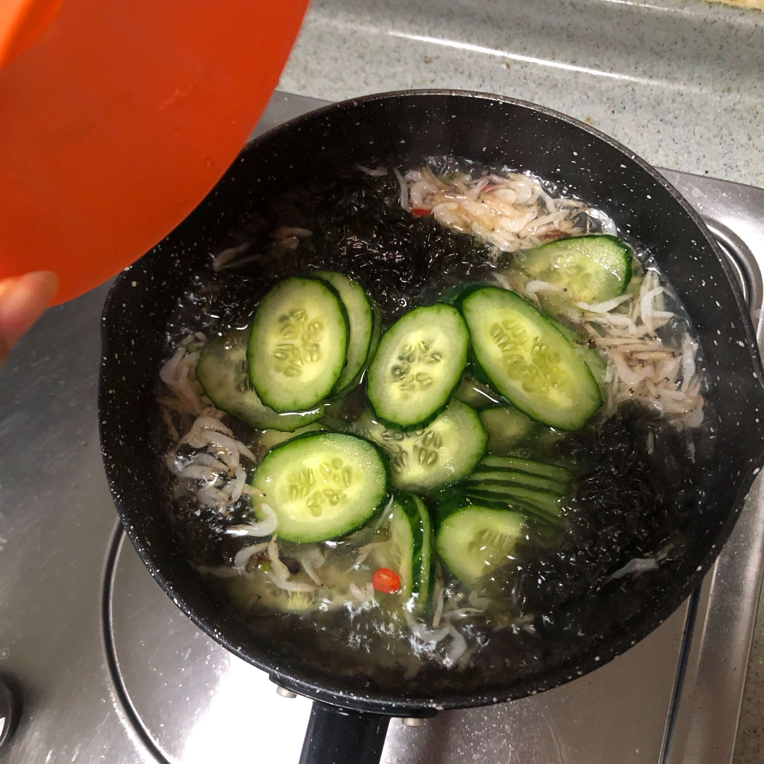 超级简单的减脂汤
虾皮紫菜黄瓜汤的做法 步骤6