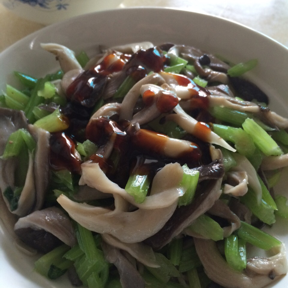 今夜月全食做的芹菜炒平菇