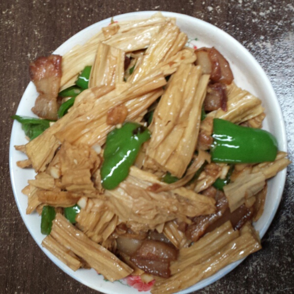 五花肉焖腐竹