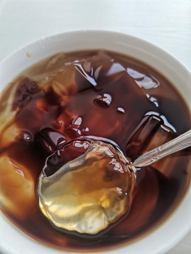 来一碗解暑的红糖冰粉吧