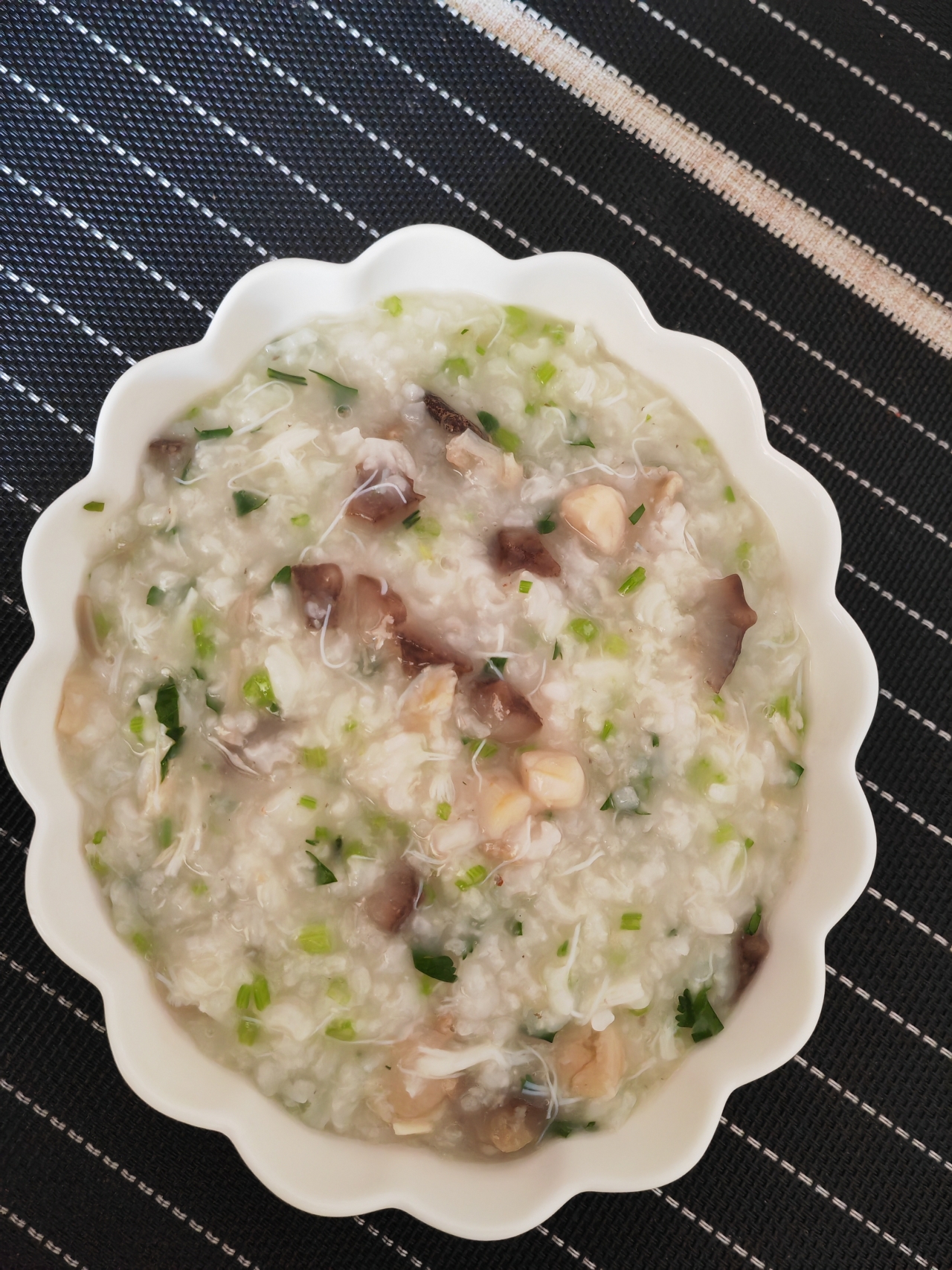 家常海鲜粥～吃剩的海鲜+新熬的粥+新鲜蔬菜的做法