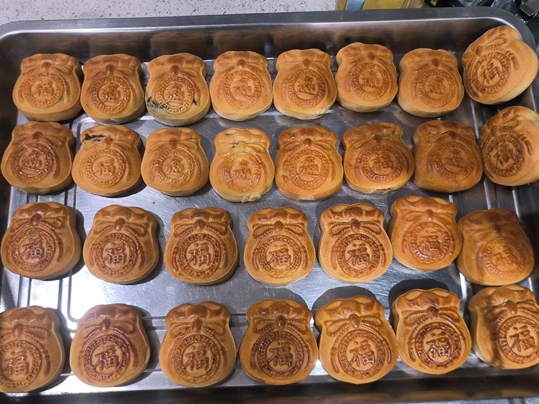 咸蛋黄肉松月饼