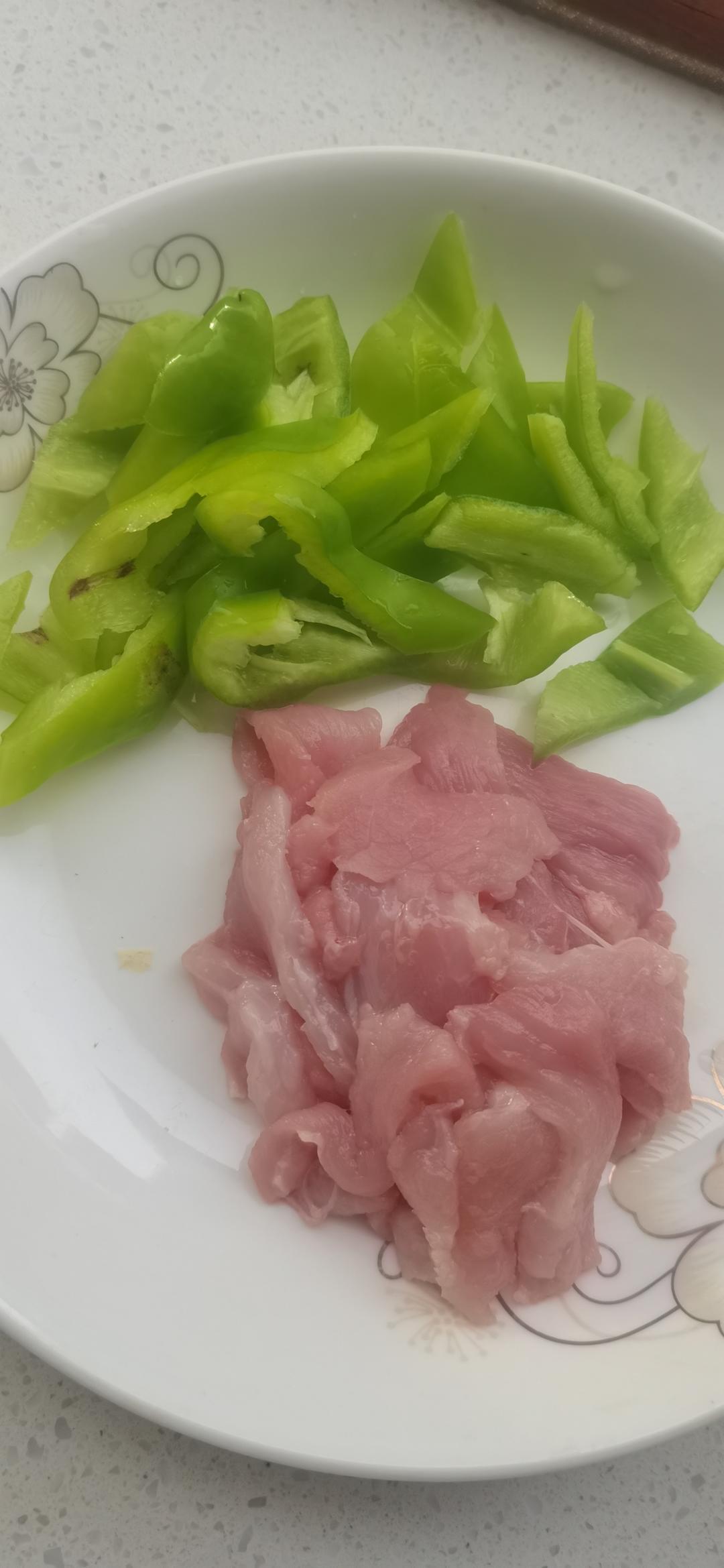 黄瓜炒肉片的做法 步骤2