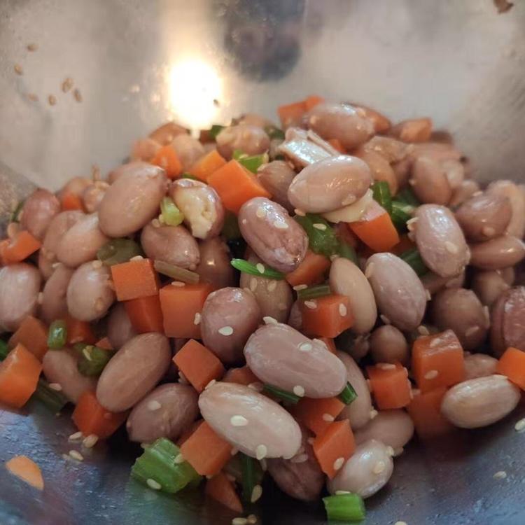 凉拌芹菜花生米胡萝卜