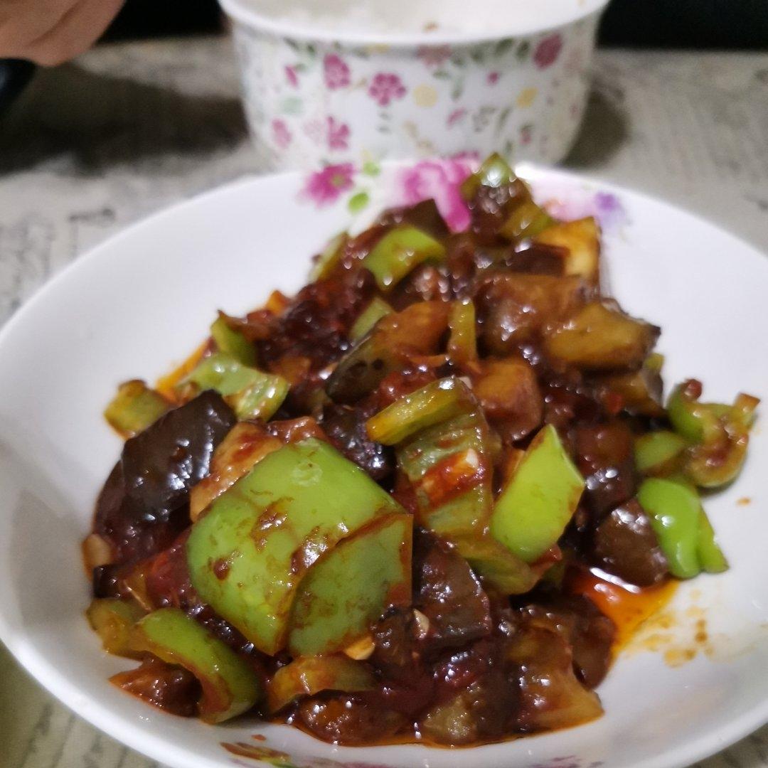 红烧茄子（佐西红柿尖椒）