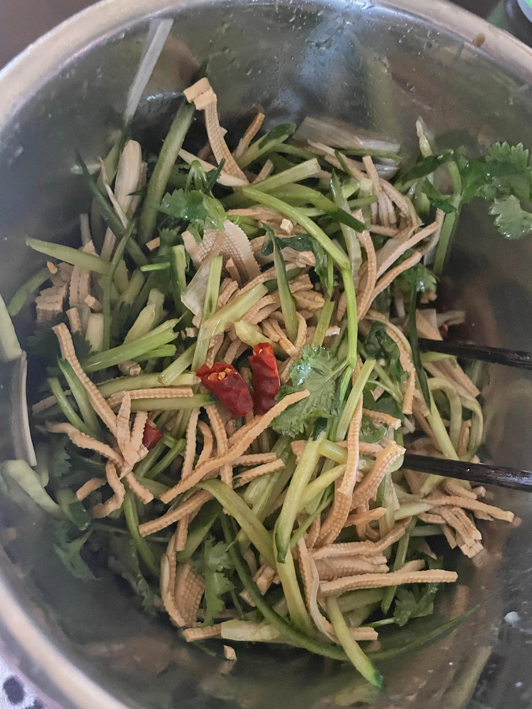 减肥中的提味餐！很刺激！也可作为下酒菜！                            睿睿老爹私房菜-凉拌干丝