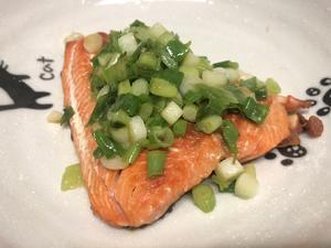 三文鱼中式食法—葱香豉油三文鱼的做法 步骤5