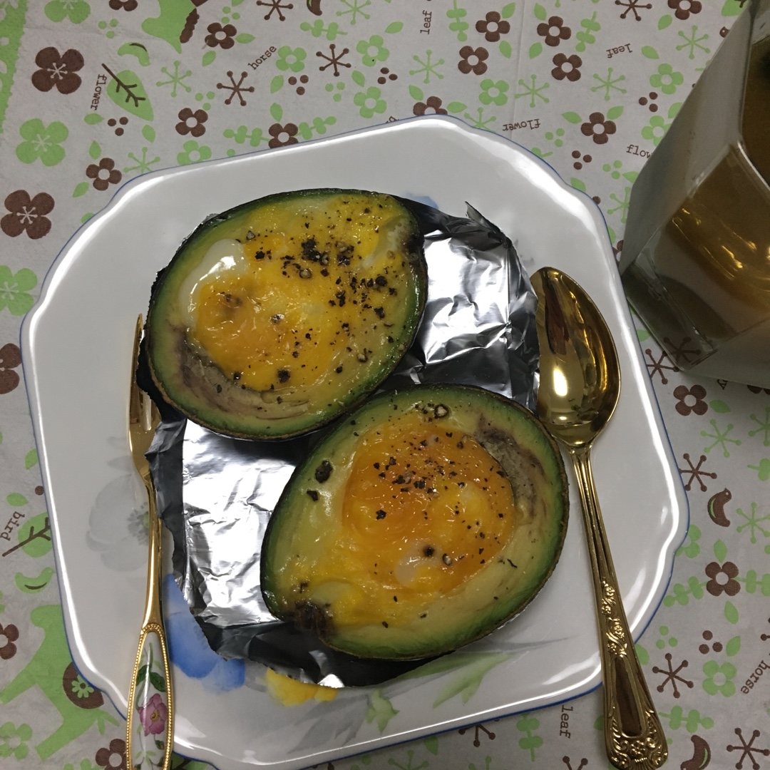 牛油果烤鸡蛋