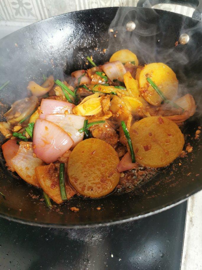 五花肉干煸土豆片