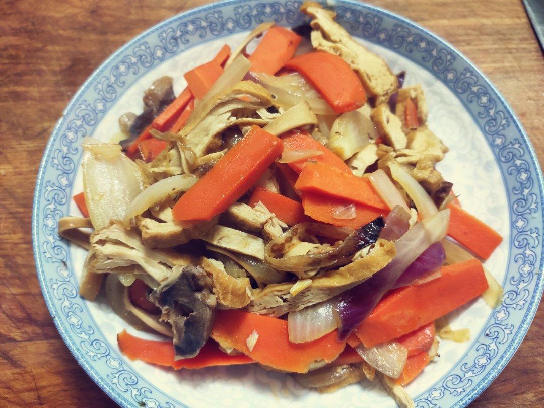 洋葱胡萝卜豆腐干炒牛排