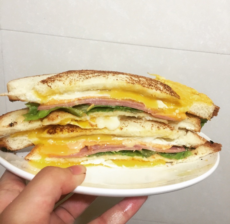咸火腿鸡蛋煎三明治