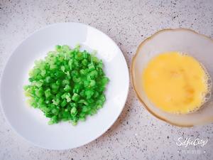 芹菜香菇虾米粥的做法 步骤2