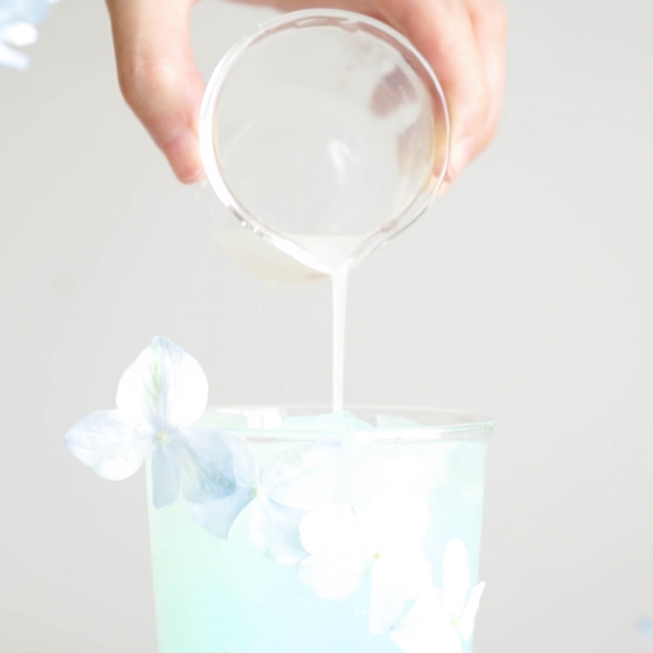 解锁夏日清凉饮品 梦幻蓝色荔枝气泡水的做法 步骤6