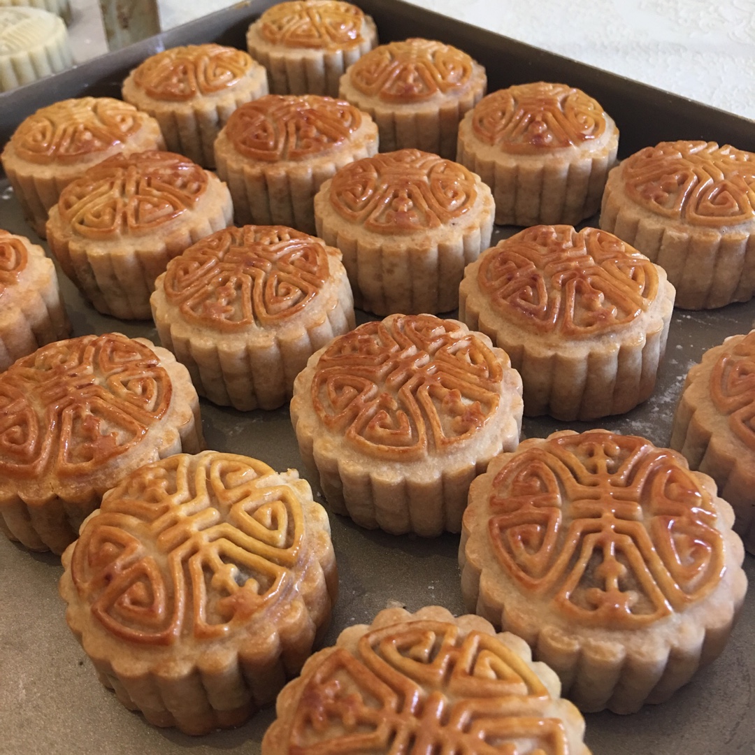 广式月饼—蛋黄莲蓉月饼