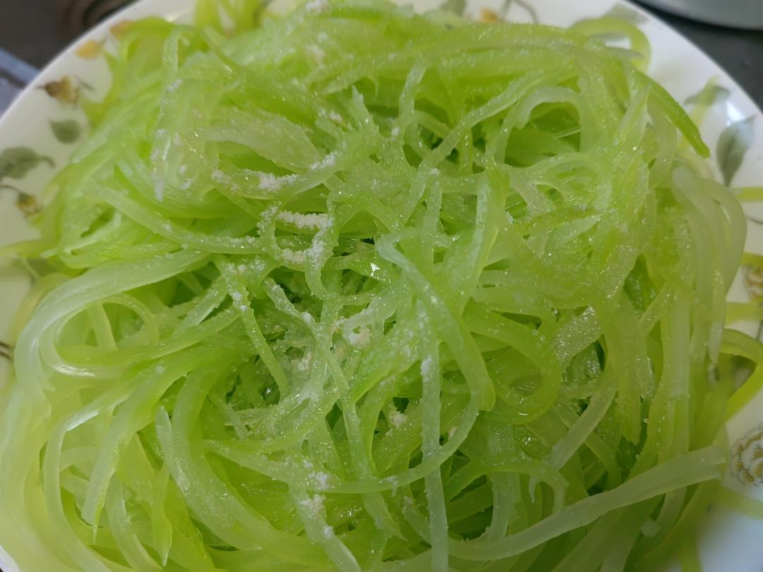 葱油莴笋丝的做法 步骤3