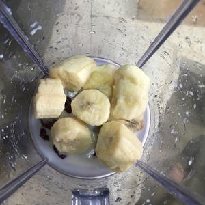 蔓越莓香蕉奶昔 改善便秘 减肥的做法 步骤2