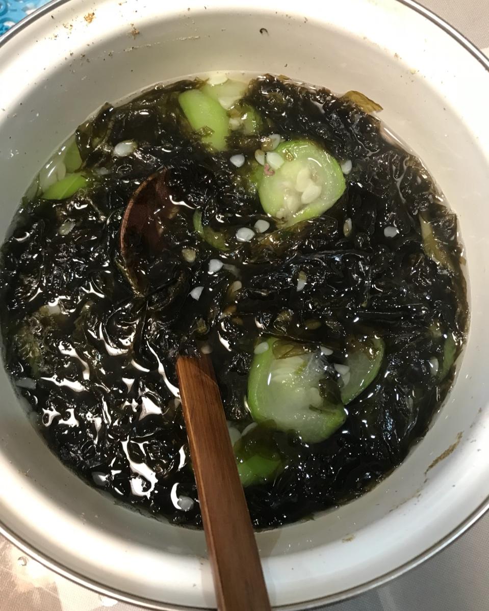 拖拉机凸凸凸做的丝瓜紫菜肉丝汤