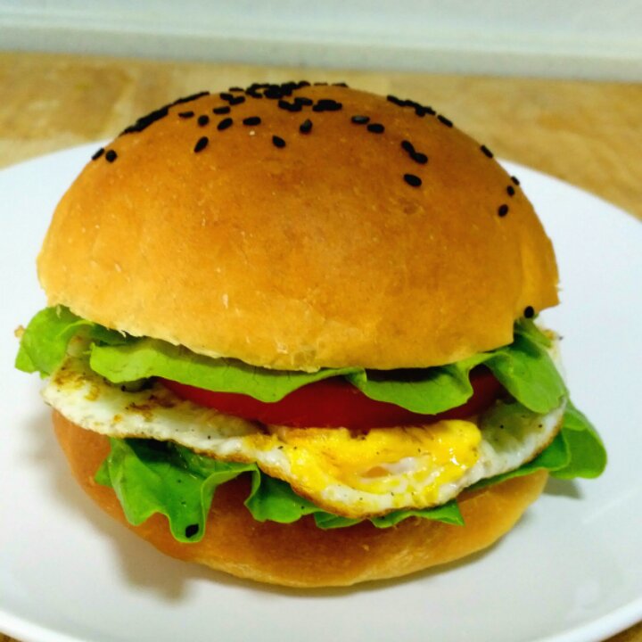 煎三文鱼鸡蛋汉堡