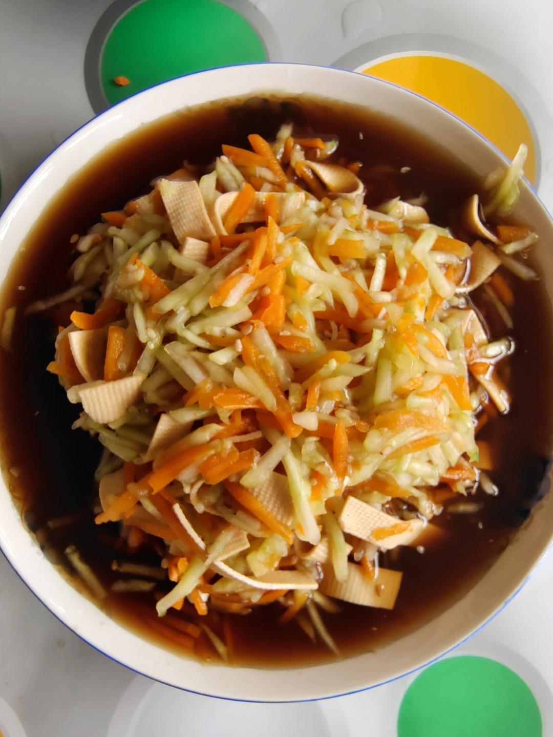 超快手的凉拌千张黄瓜胡萝卜丝