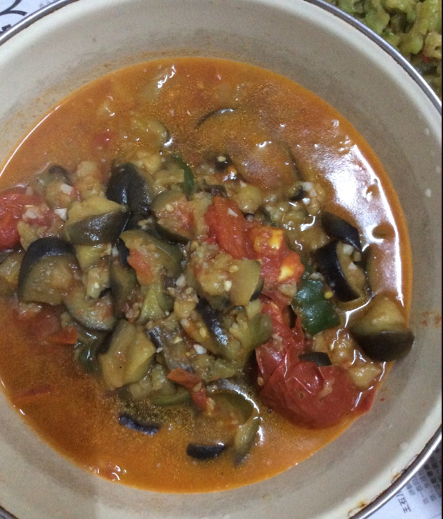 西红柿尖椒炒茄子