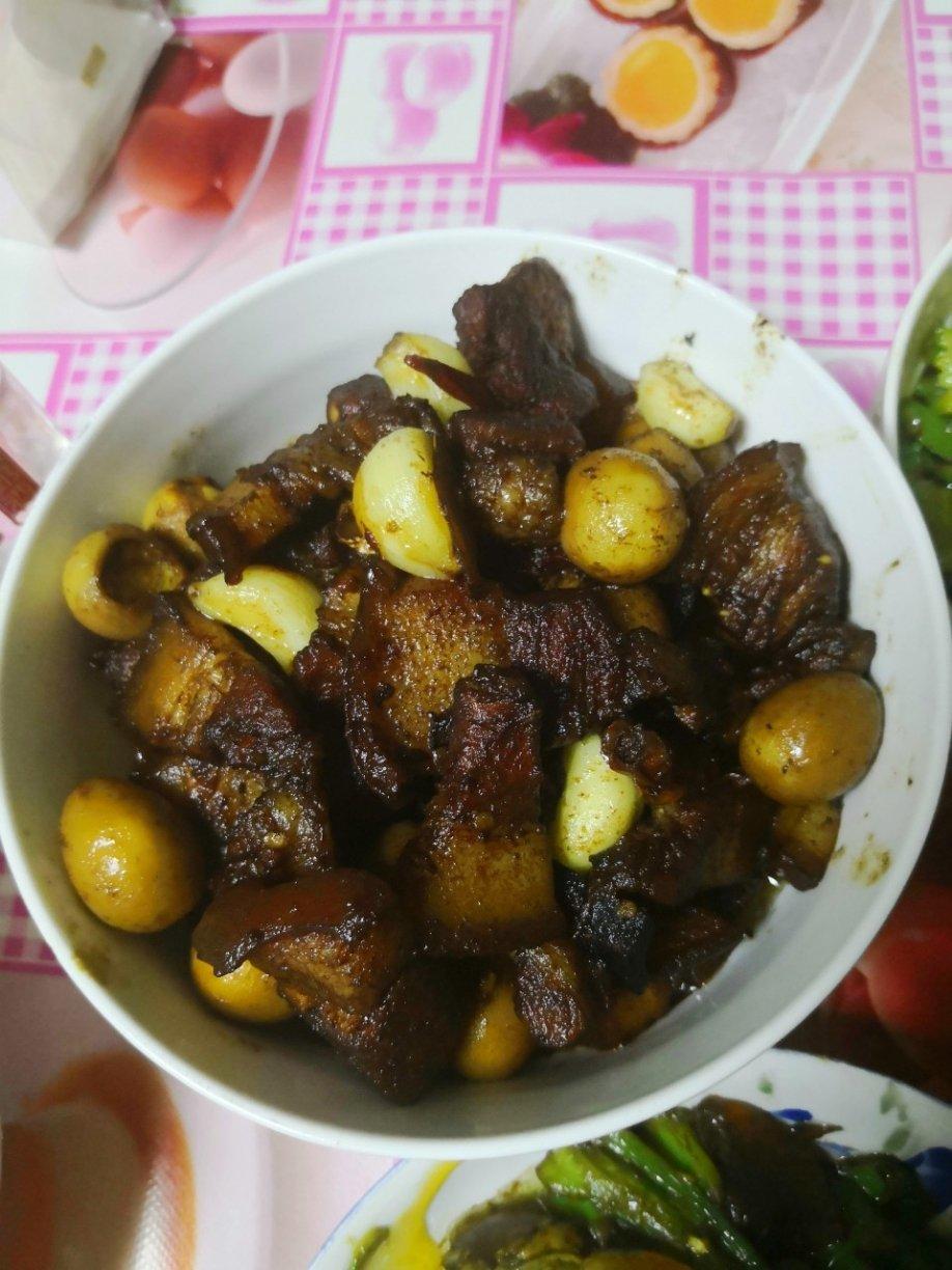 五花肉烧鹌鹑蛋