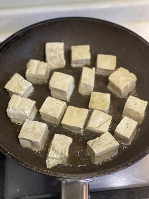 重口味的叠加-臭豆腐肥肠鸭血煲的做法 步骤5