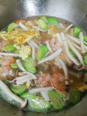 营养丝瓜炒蛋虾仁菌菇四拼汤的做法 步骤7