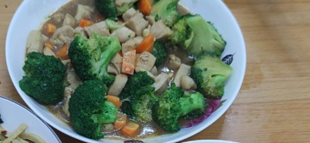 鸡胸肉炒西兰花