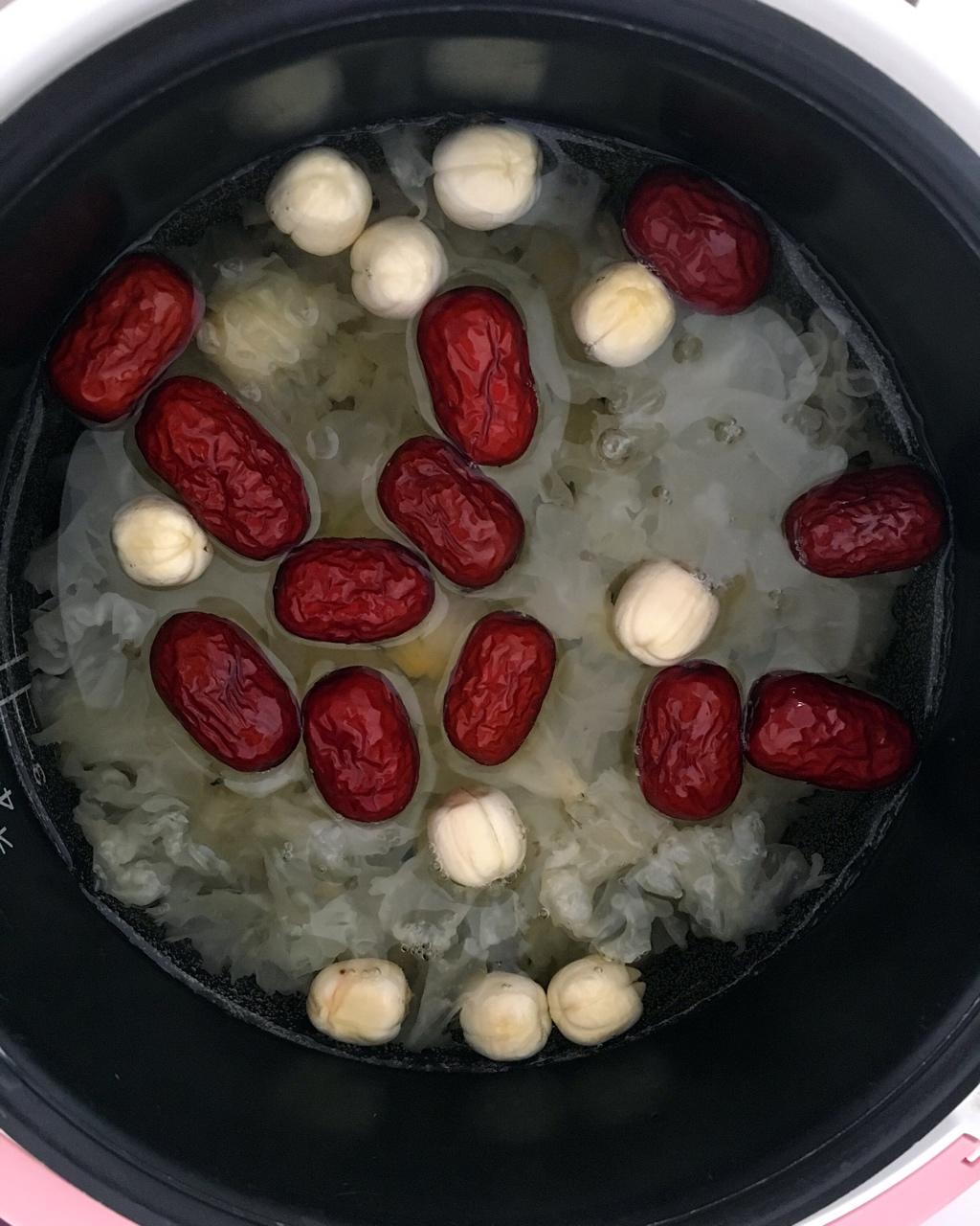 冰糖银耳莲子羹。（内附电饭煲做法）