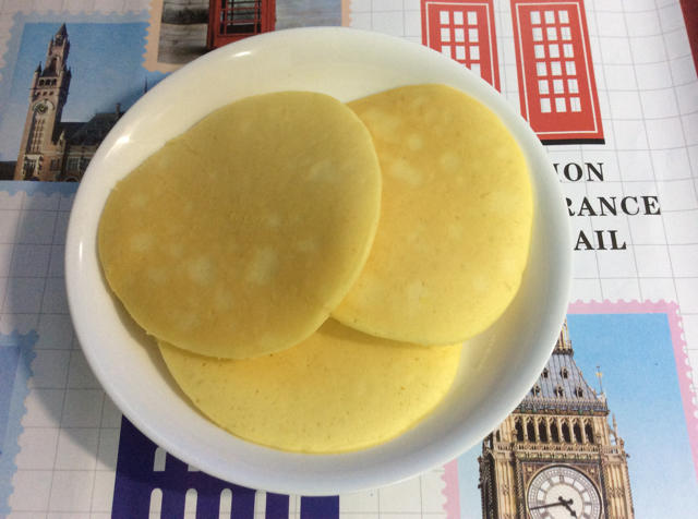 【酸奶松饼yogurt pancake】，搭上黑莓果酱和枫糖的美味。