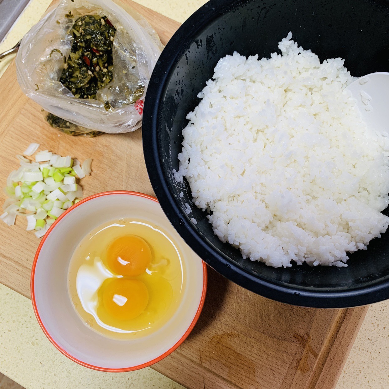 鸡蛋炒饭（肉末雪里蕻版）的做法 步骤1