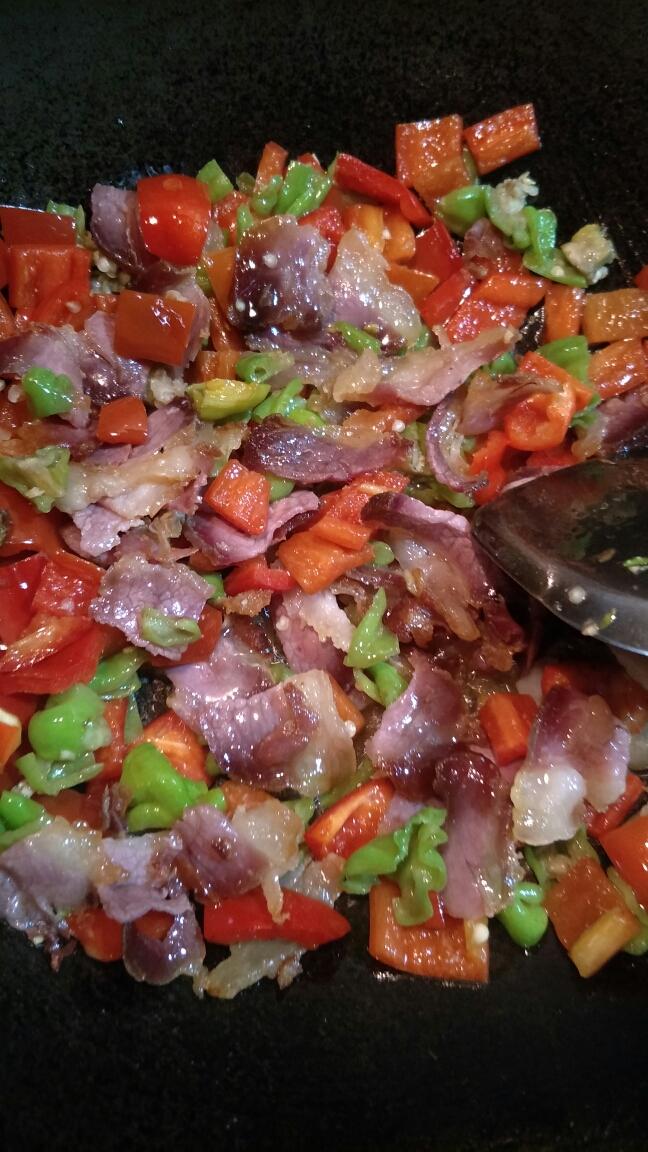 红椒青椒炒淹肉的做法