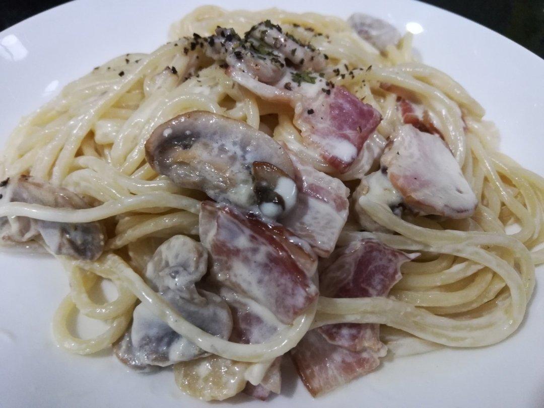 白蘑菇奶油培根意面