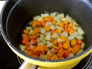 南瓜土豆胡萝卜苹果浓汤，辅食的做法 步骤3