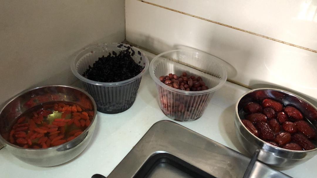 红枣黑米红豆粥