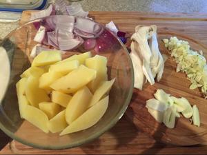 蒜蓉土豆炒鸡胸肉的做法 步骤2